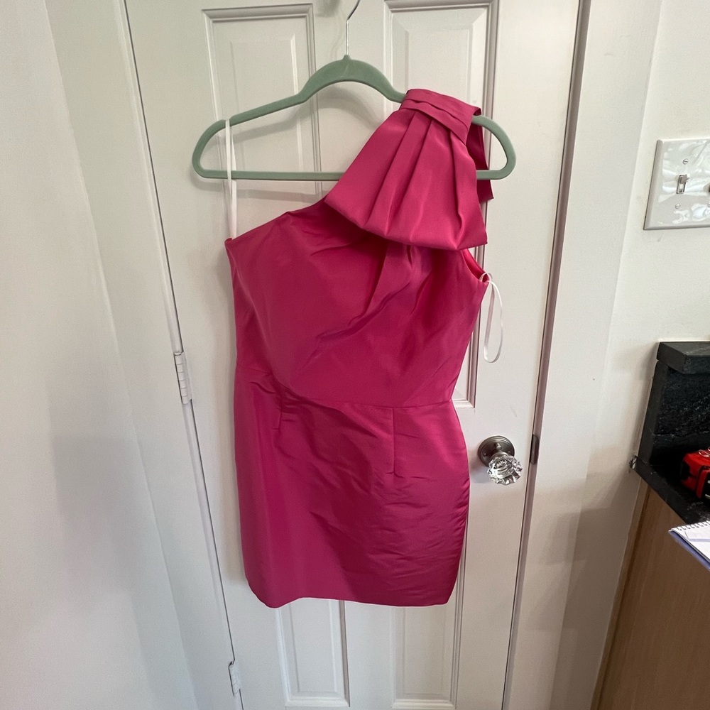 Alexia María

Blair Bow One-Shoulder Dress